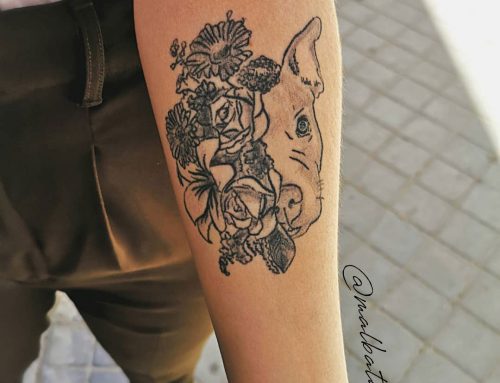 Tatuaje pitbull con flores