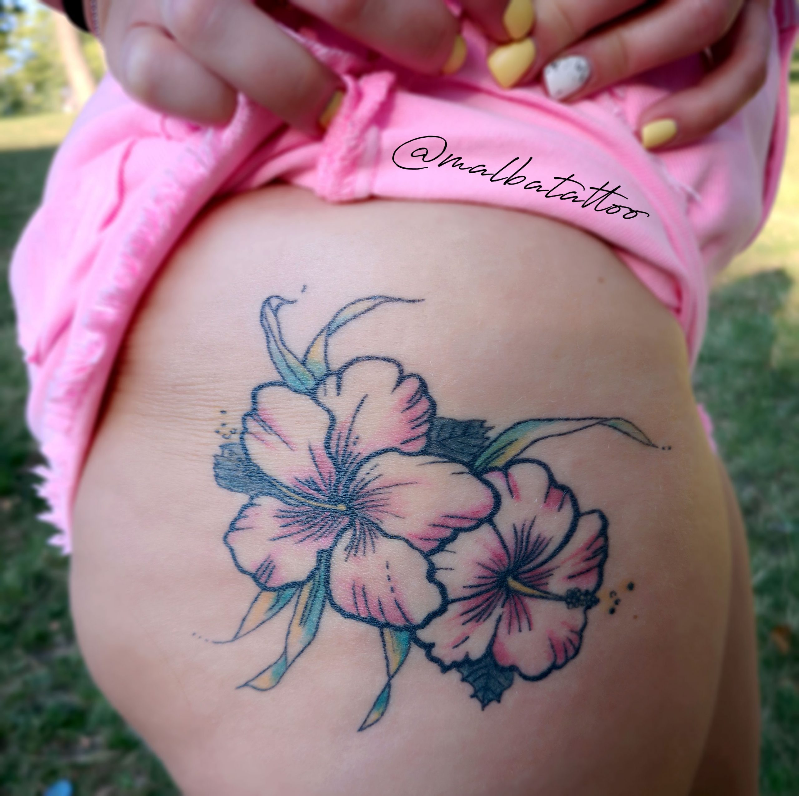 Tatuaje Flores pierna